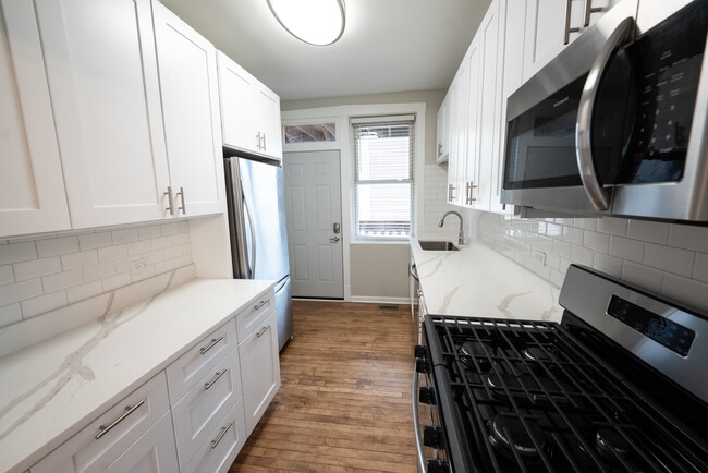 Building Photo - 5355 N Damen Ave