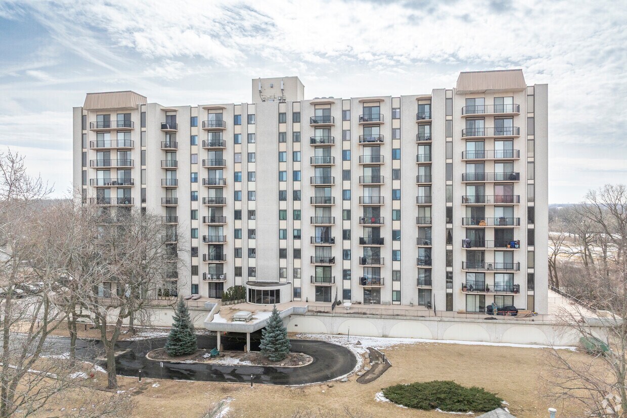 Building Photo - Brookwood on the Greens