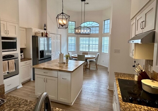 Foto del edificio - 1303 Bayou Woods Dr