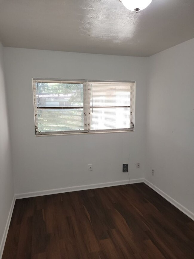 Building Photo - 3/1  - 1/2 DUPLEX LOCATED IN LEESBURG
