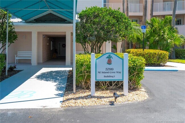 Foto del edificio - 5799 NE Island Cove Way