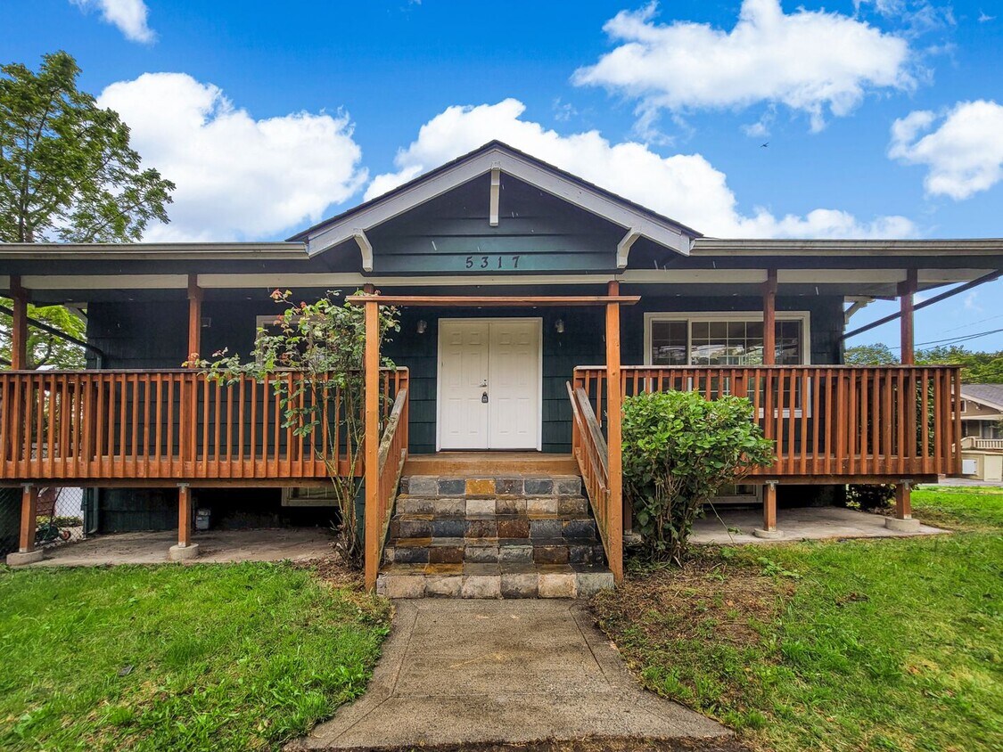Foto principal - 2-Story home with parking off of Market St...