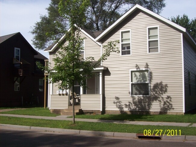 Building Photo - 828 Hobart St