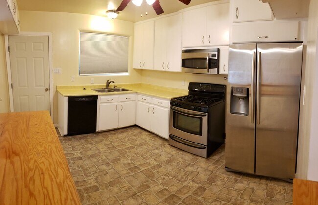 Foto del edificio - Nice 3 Bedroom, 2 Bathroom, 2 Car Garage and 1,360 Sq Ft. Brick Home in NE Heights.
