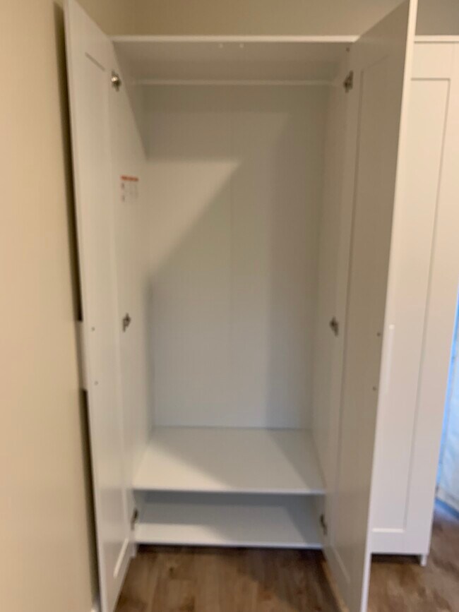 Armario - 6470 W 84th Pl