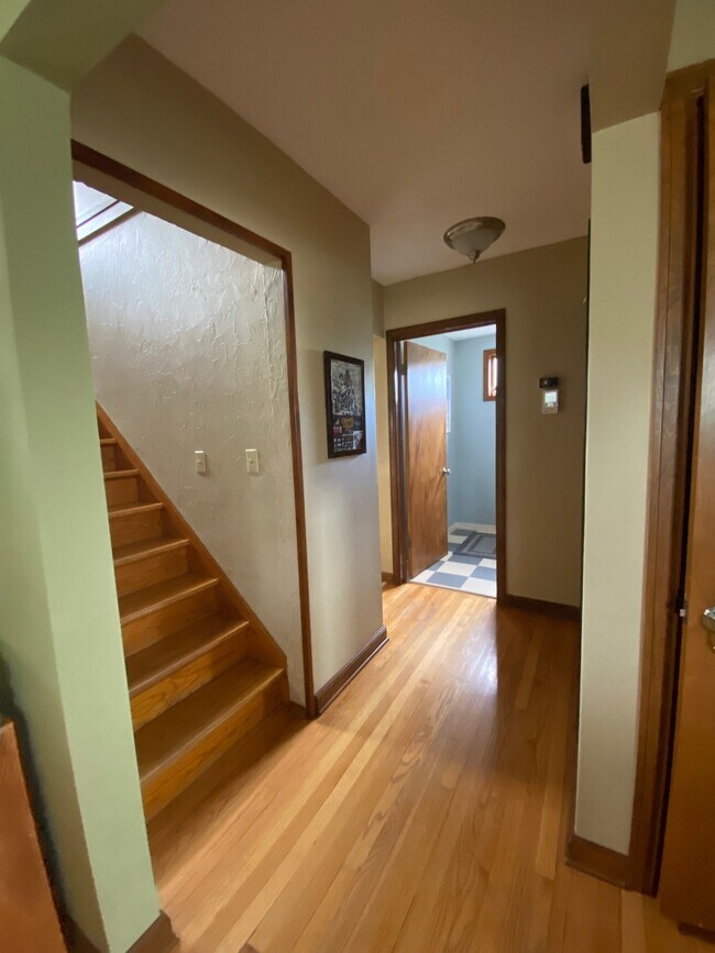 Salón principal - 2859 N 86th St
