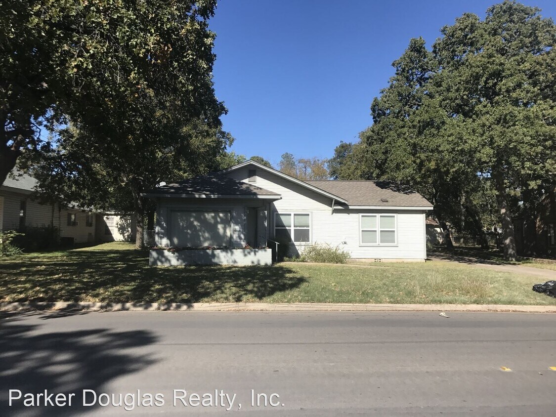 Primary Photo - 3 br, 2 bath House - 320 W. Russell