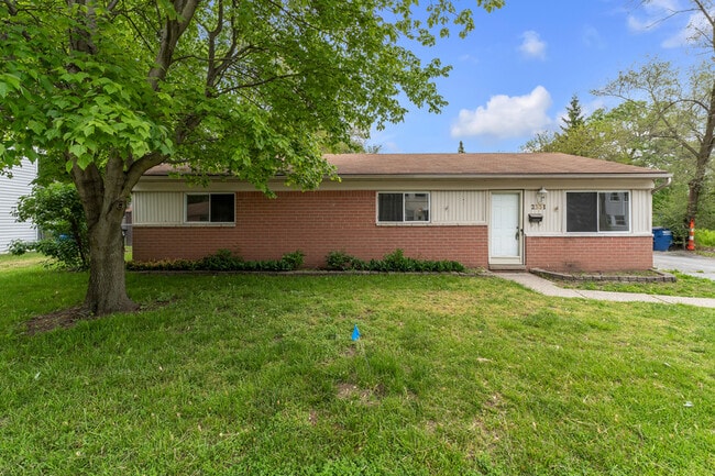 Building Photo - 2331 Deerfield Ct