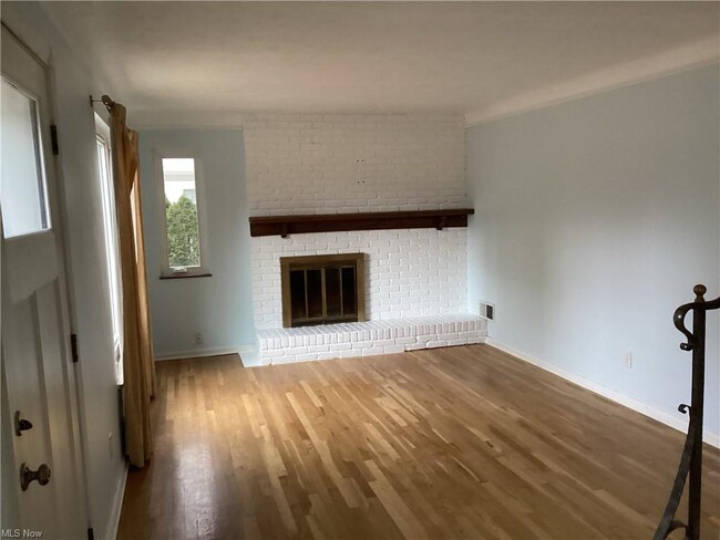 Foto del edificio - 22650 Lake Rd