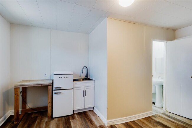 Building Photo - 1 E 3rd St