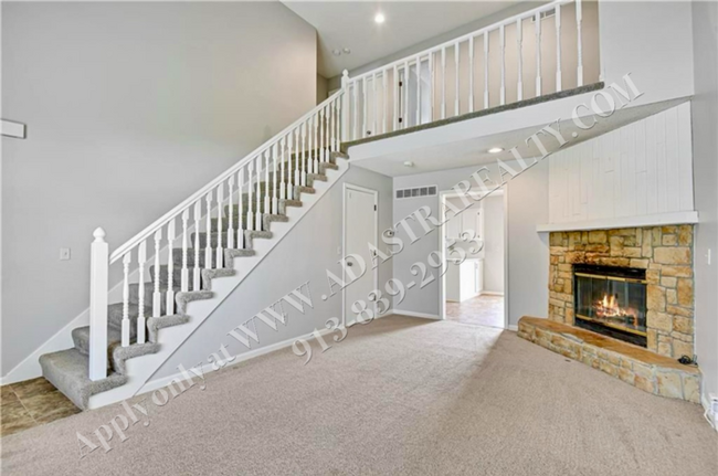 Building Photo - 3 Bed 1.5 Bath Duplex in Blue Valley Schoo...
