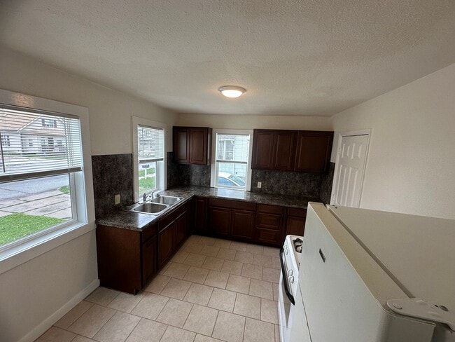 Building Photo - 2-bedroom house available now
