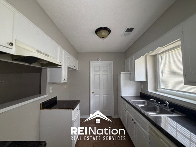 Building Photo - 3BR/1.5BA Memphis Rental with Soaring Ceilings & Functional Galley Kitchen