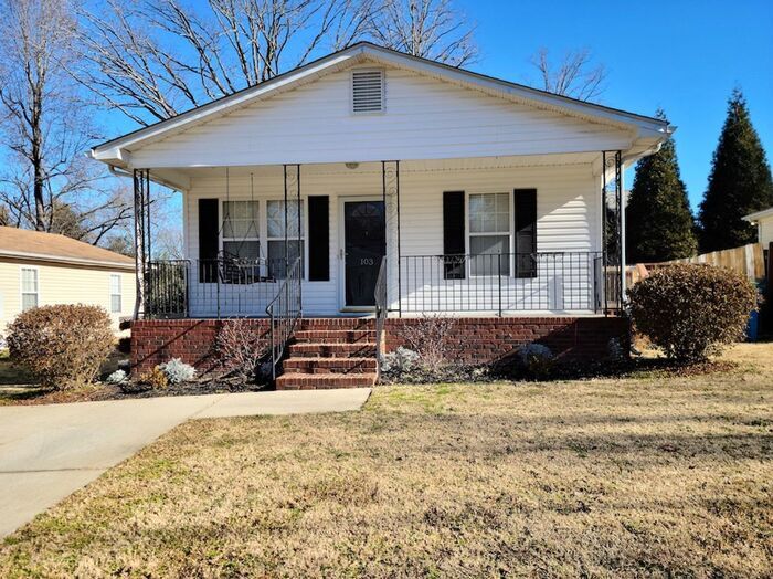 Foto principal - Charming 3 Bedroom Home in Belmont, NC for...