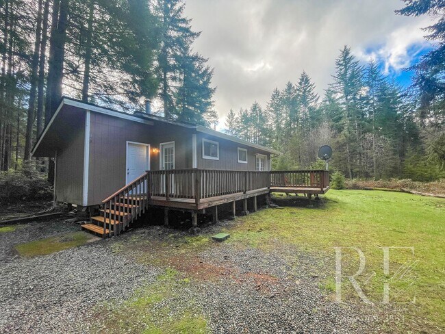 Building Photo - Quiet Private Wooded Studio