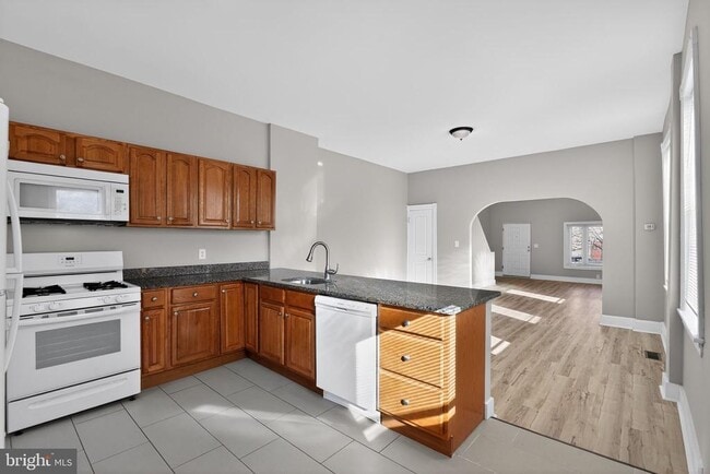 Building Photo - 738 Division St