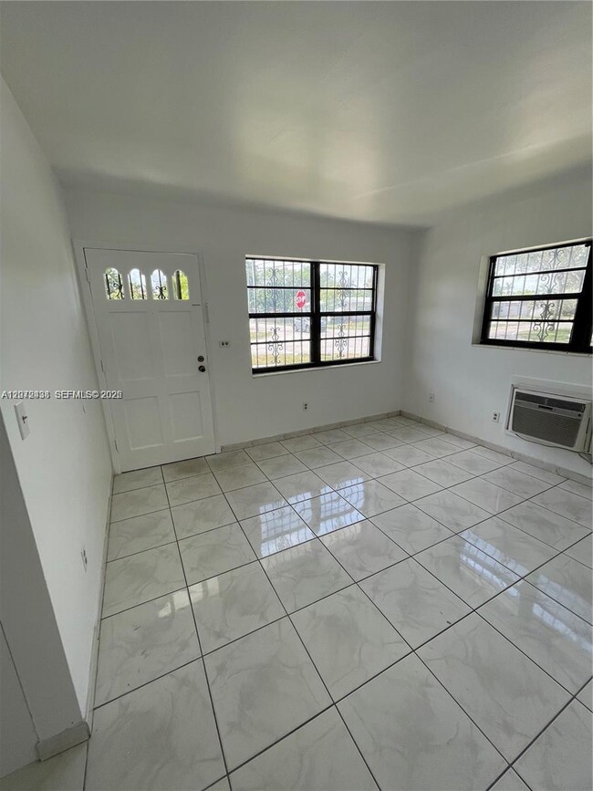 Foto del edificio - 505 NE 142nd St