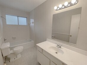 Building Photo - 12023 Greenwood-Forest Dr