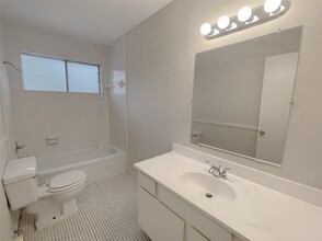 Building Photo - 12023 Greenwood-Forest Dr