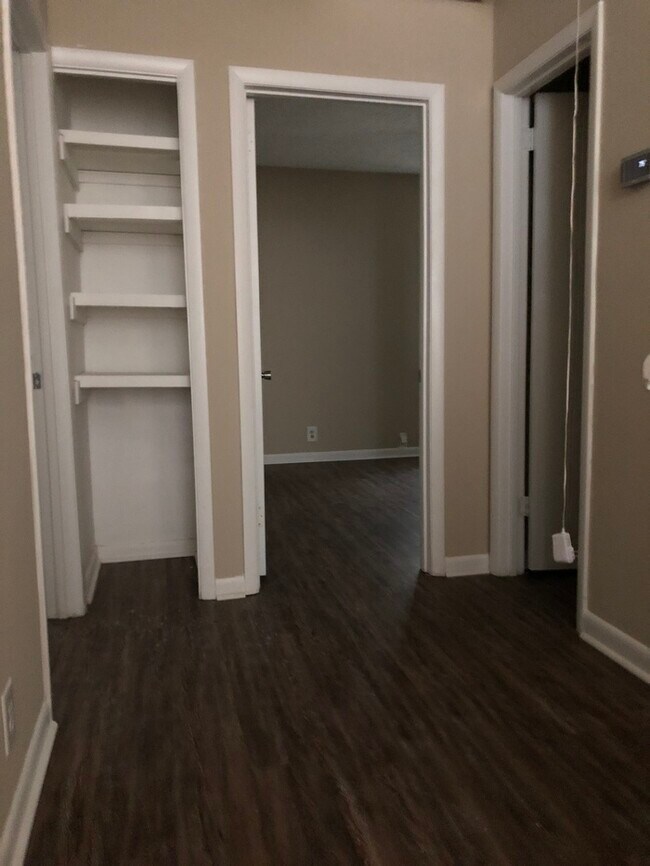Building Photo - 422 Raintree Dr