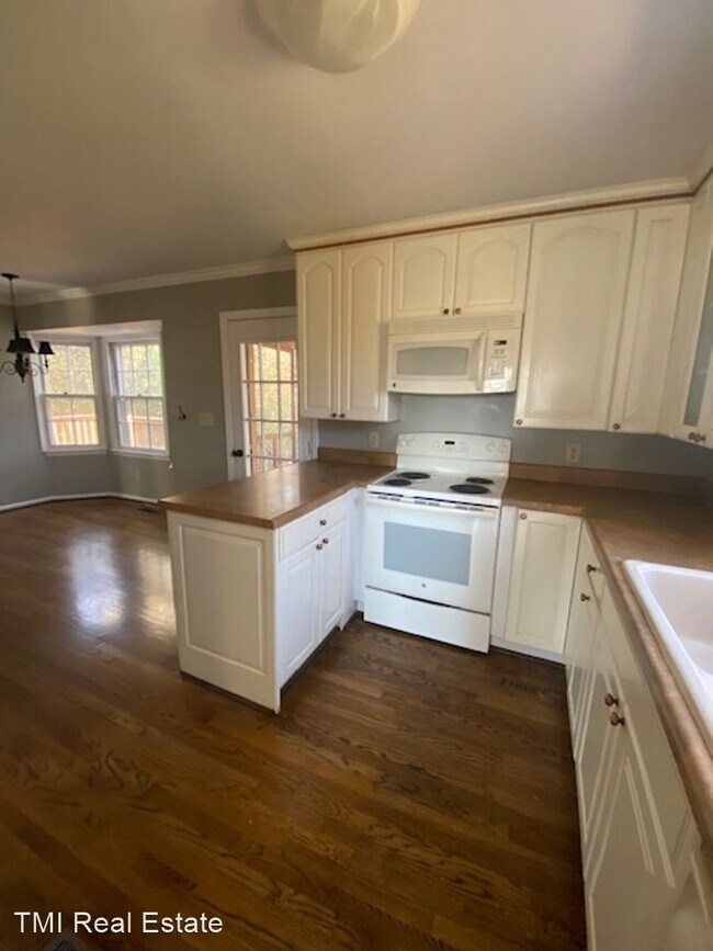Building Photo - 3 br, 2.5 bath House - 4845 Winnebago Drive