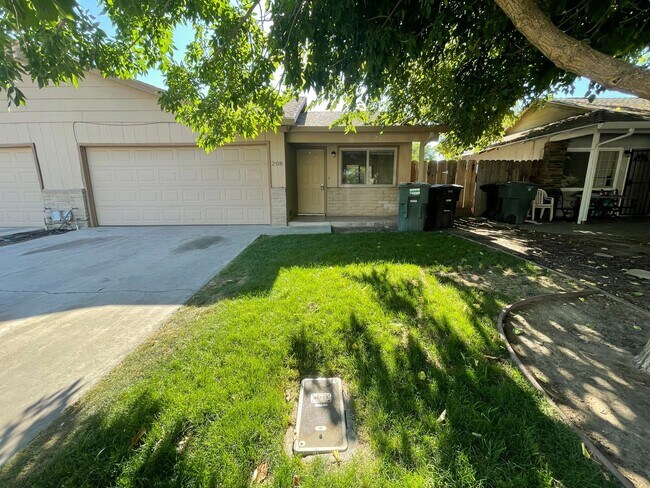Foto del edificio - 3 bedroom single story with attached two c...