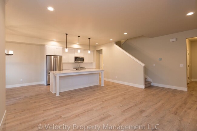 Building Photo - Beautiful Townhome For Lease!