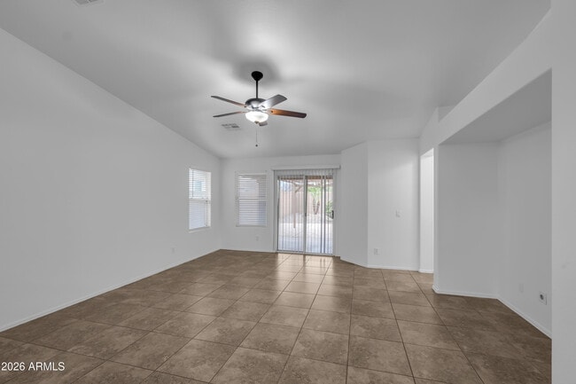 Foto del edificio - 1383 E Mayfield Dr