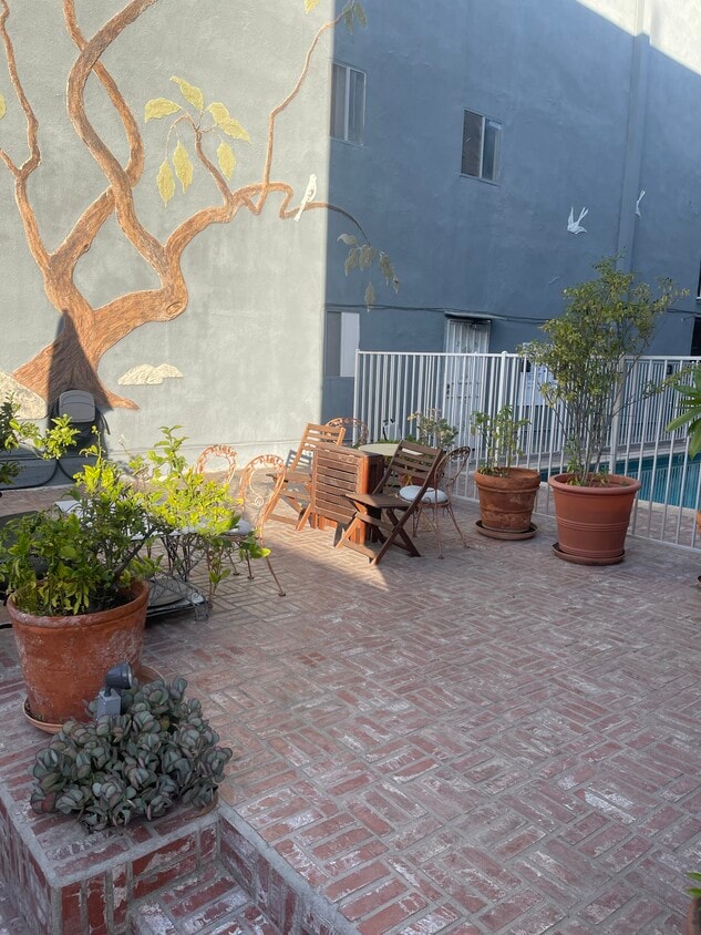 Building Photo - 1810 N Bronson Ave