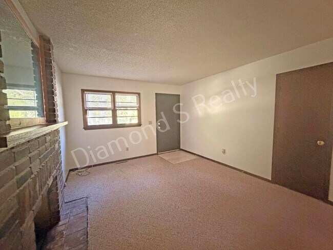 Foto del edificio - Charming 3 Bedroom Unit Available!