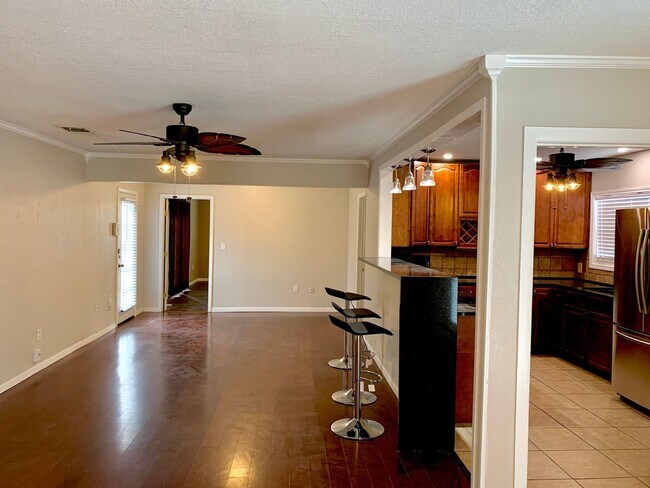 Foto del edificio - Prelease for Fall 2024! Sharp Three Bedroo...