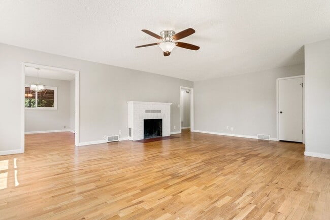 Building Photo - 4 Bedroom 2 Bath