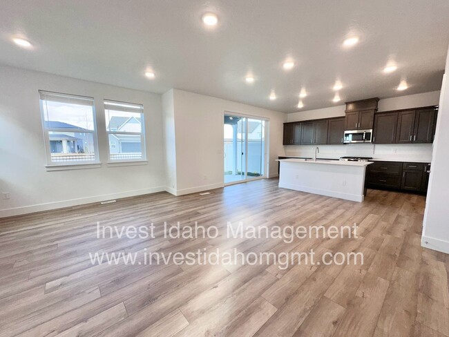 Foto del edificio - Brand new elegant two-story townhome avail...