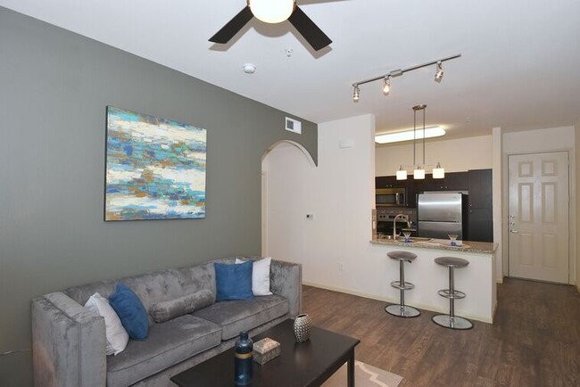 Building Photo - Convenience Meets Comfort in Houston