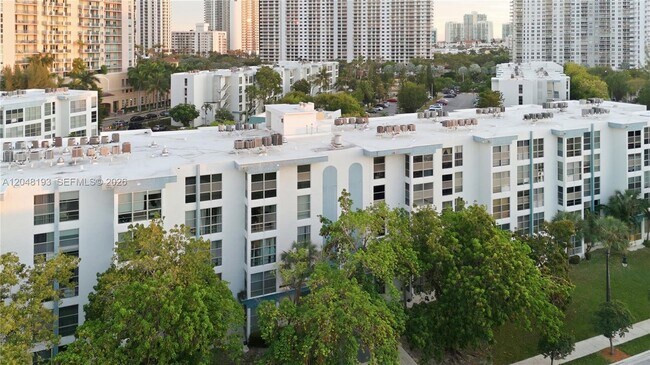 Foto del edificio - 200 177th Dr
