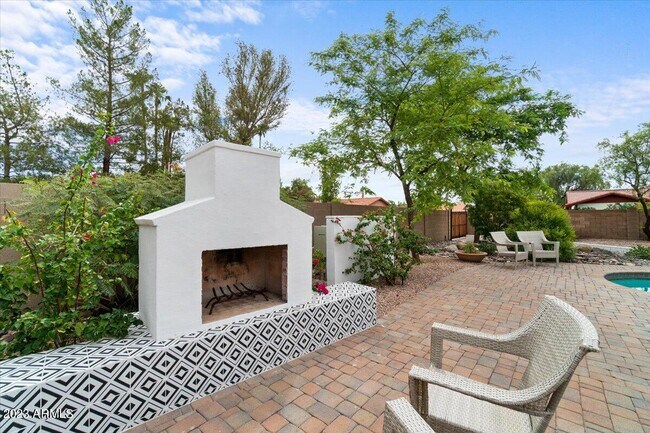 Building Photo - 335 E Waltann Ln