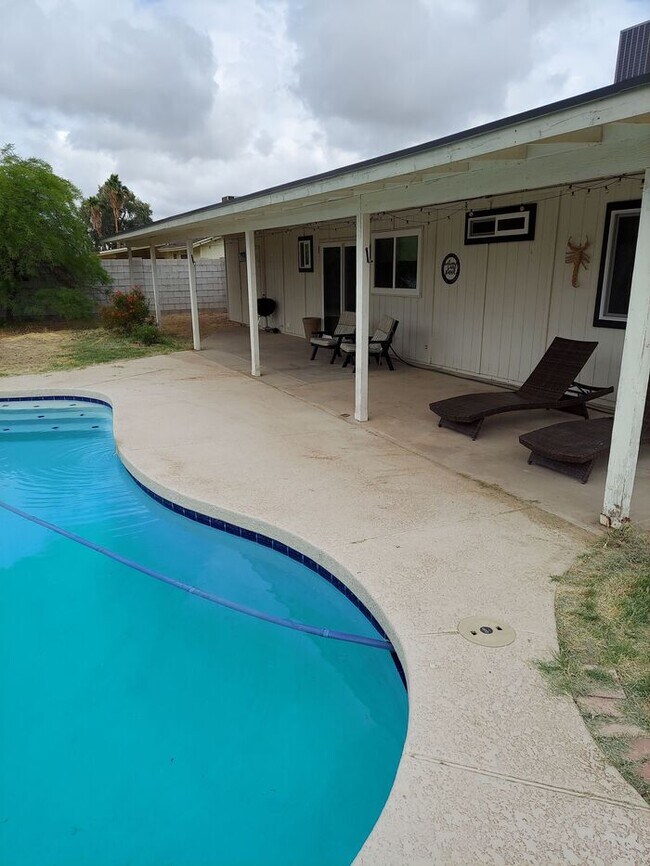Building Photo - 2 bedroom, 1 bath with pool
