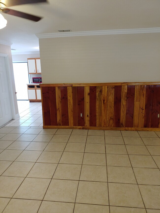 Building Photo - Nice 3 bedrooms and 2 full bath