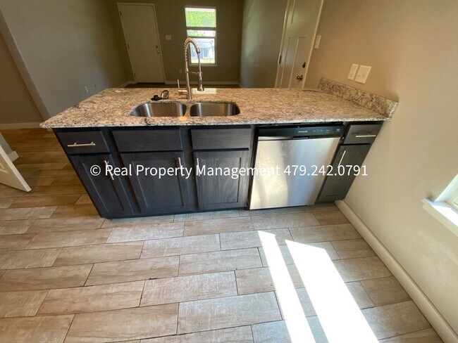 Foto del edificio - HALF OFF MOVE IN RENT!! 2 Bed 2 Bath Duplex close to Baptist Health