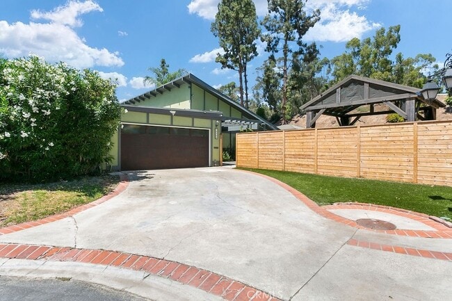 Building Photo - 24585 Overlake
