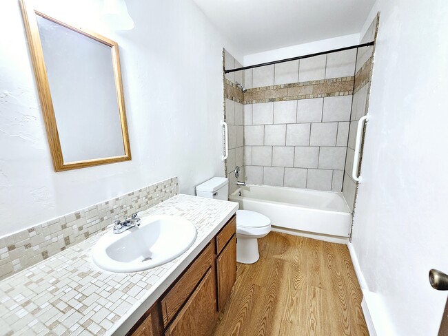 Building Photo - 2-3252 Mesa Ave