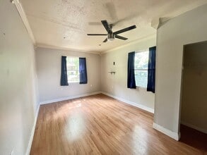 Building Photo - 422 Fairbanks Dr