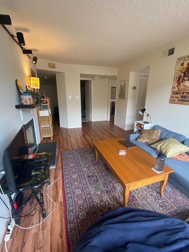 Building Photo - Two Spacious Bedrooms in the Heart of it All