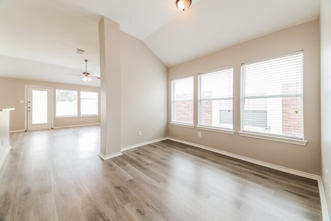 Foto del edificio - 1008 Halifax Ln