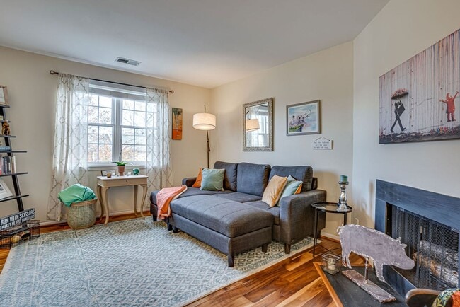 Foto del edificio - 2 Level Condo Near Shirlington