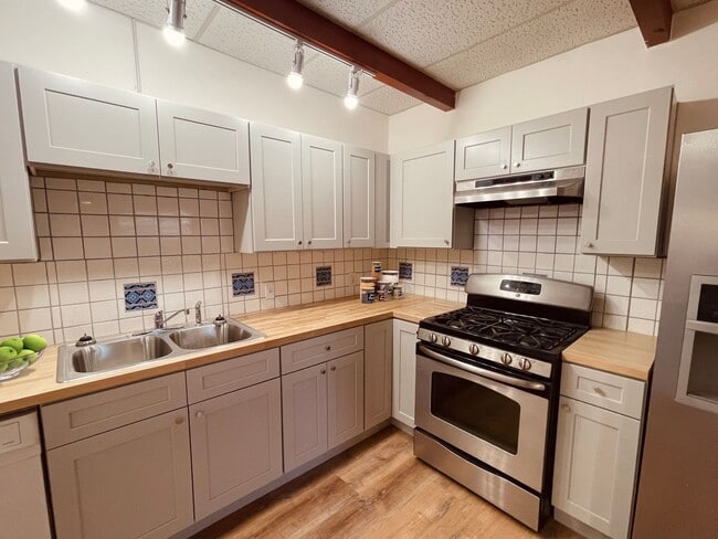 Building Photo - quiet triplex Near   UNM's  medical/law campus