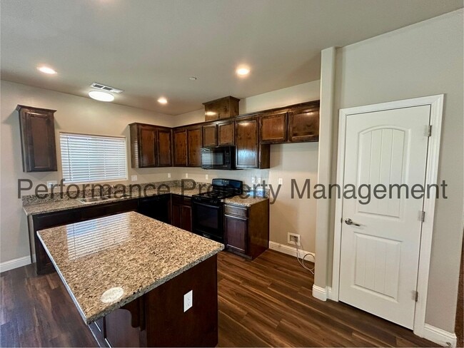 Building Photo - Stunning 4 Bed/2 Bath in Wasco w/ RBP & Se...