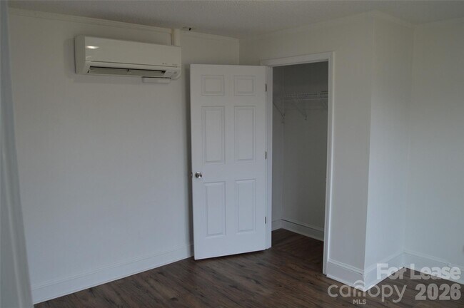 Foto del edificio - 709 S Elm St