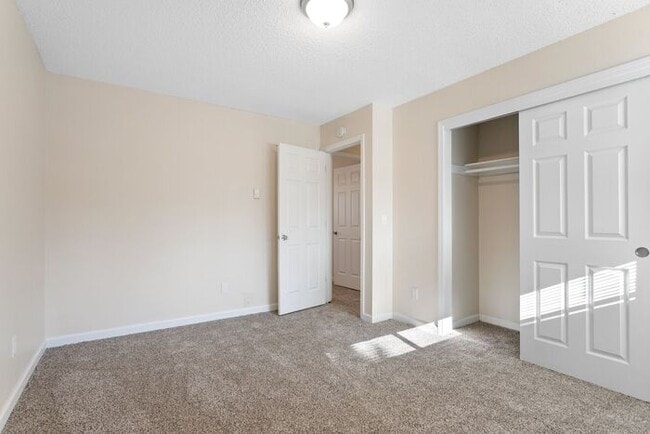 Building Photo - 2 Bedroom townhome with Washer and Dryer INSIDE!