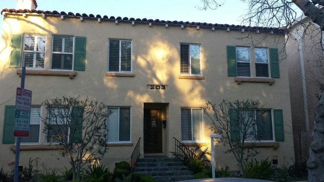 Building Photo - 203 N Almont Dr